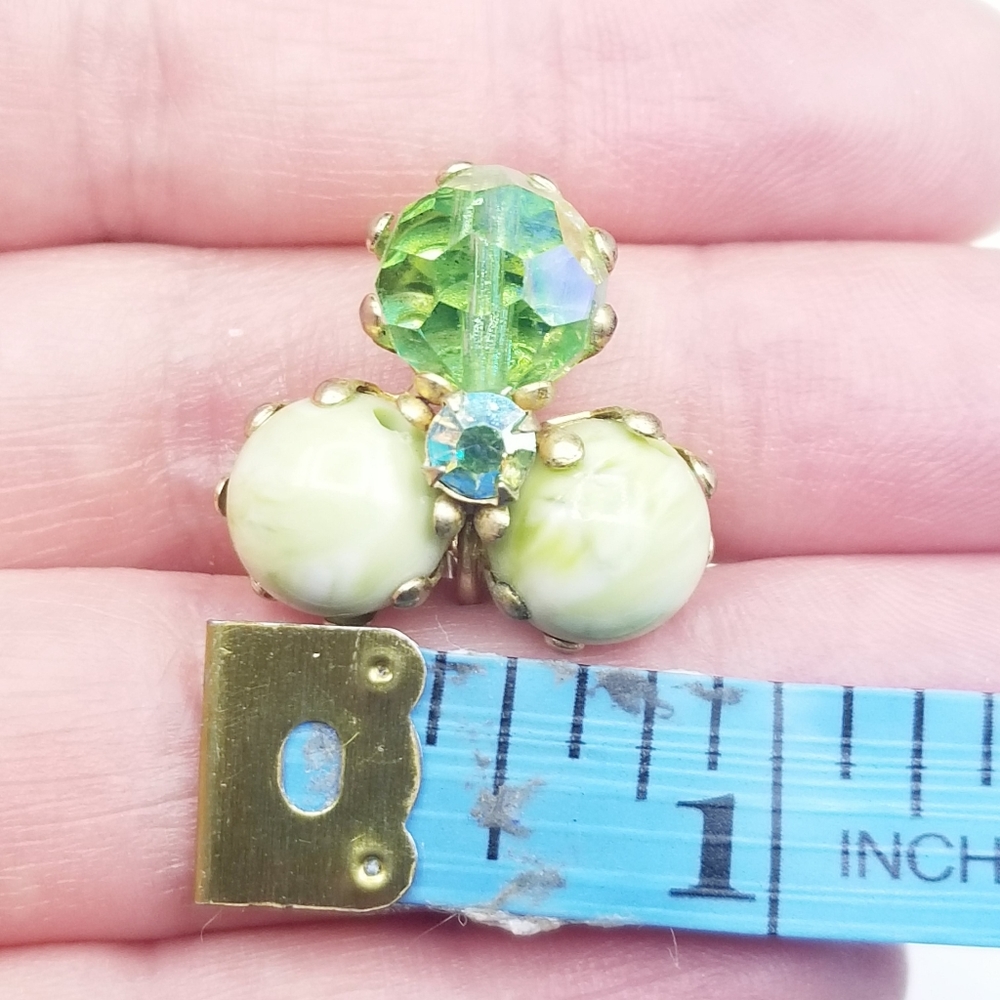 Vintage green Aurora Borealis clip earrings - Picture 7 of 7